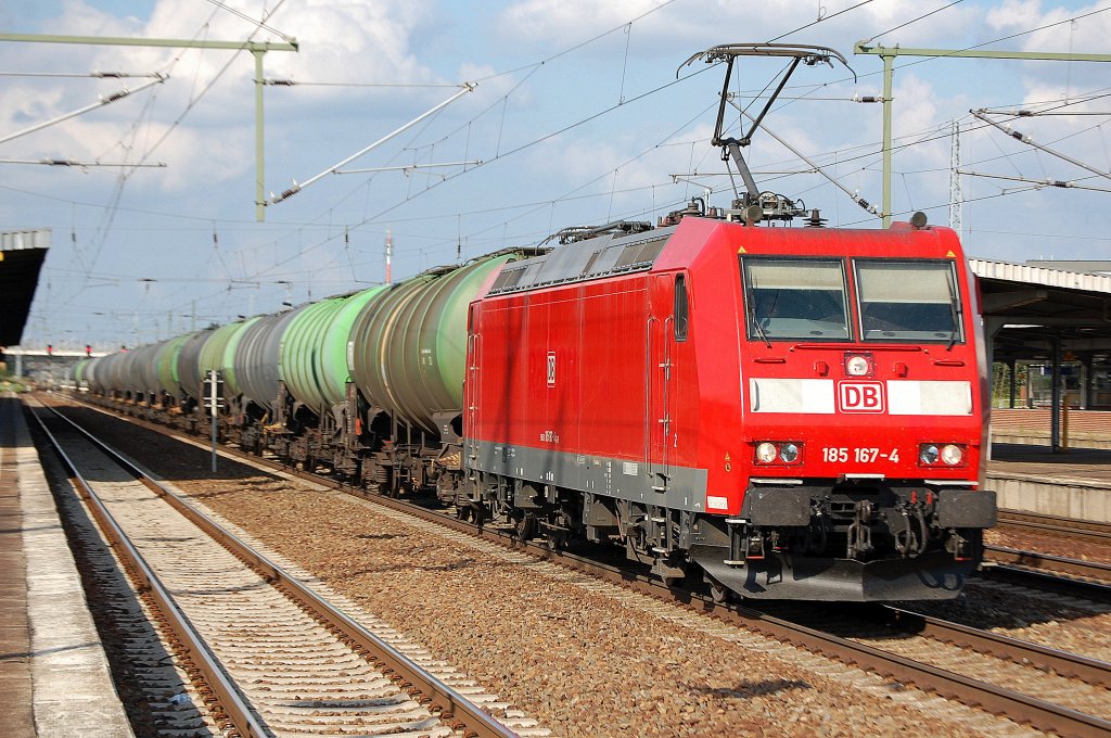 185 167-4 mit Kesselwagenzug nach Kurzhalt mit Personalwechsel im Bhf. Flughafen Berlin-Sch�nfeld, 04.07.12