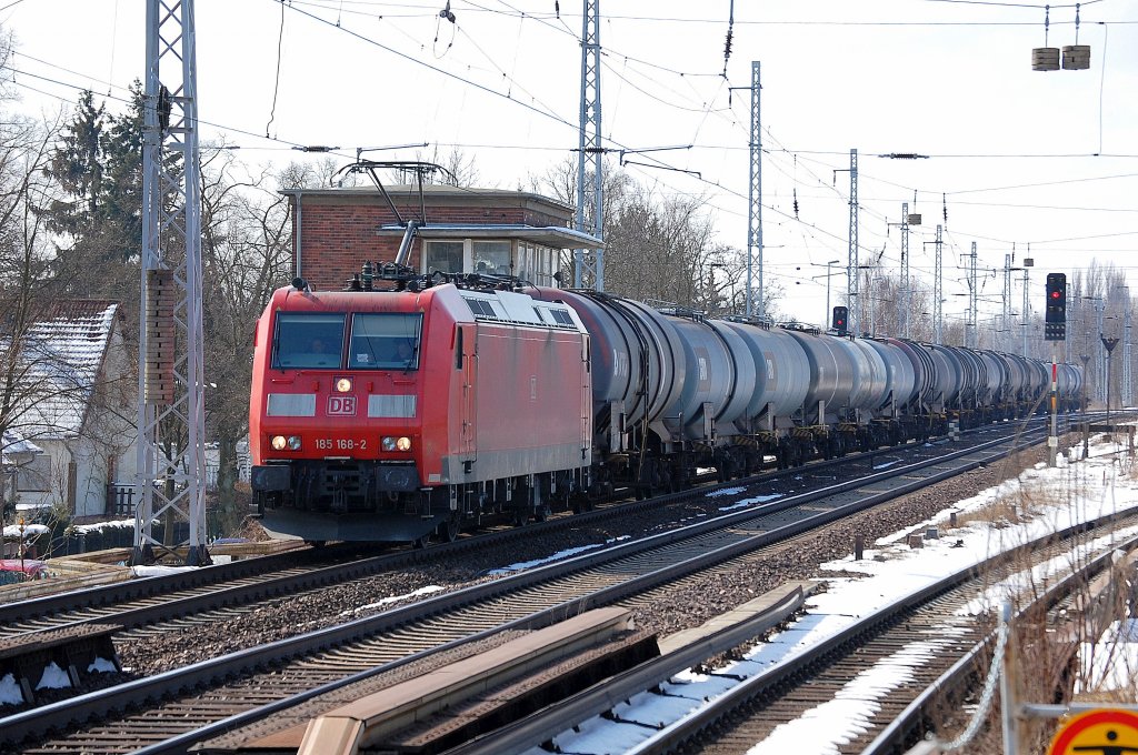 185 168-2 mit Kesselwagenzug Richtung Bernau, 26.03.13 Berlin-Karow.