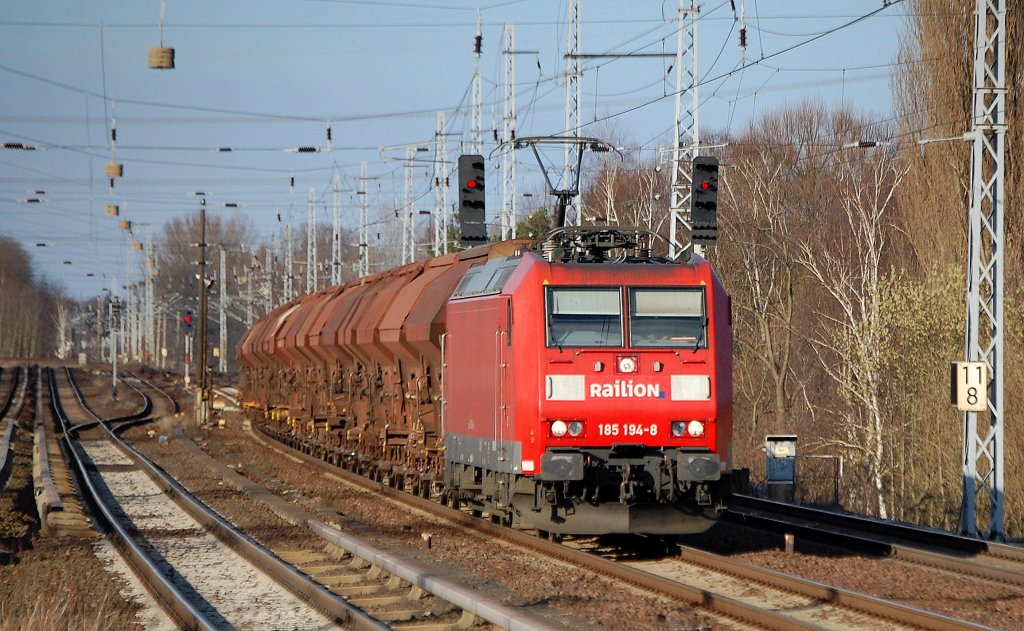 185 194-8 mit Ganzzug gedeckter Sch�ttgutwagen, 23,03,12 Berlin-Karow. 