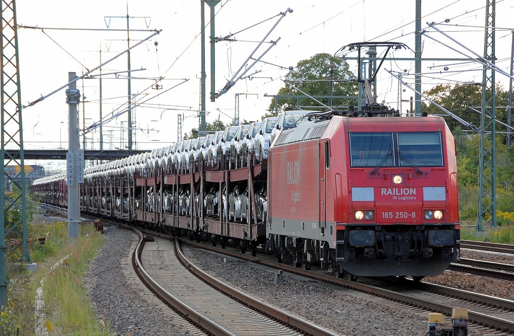185 250-8 mit einem Ganzzug Autransportwageneinheiten mit fabrikneuen Toyota Avensis und Toyota SUV Typ? beladen, 03.09.10 Durchfahrt im Bhf. Flughafen Berlin-Sch�nefeld.
