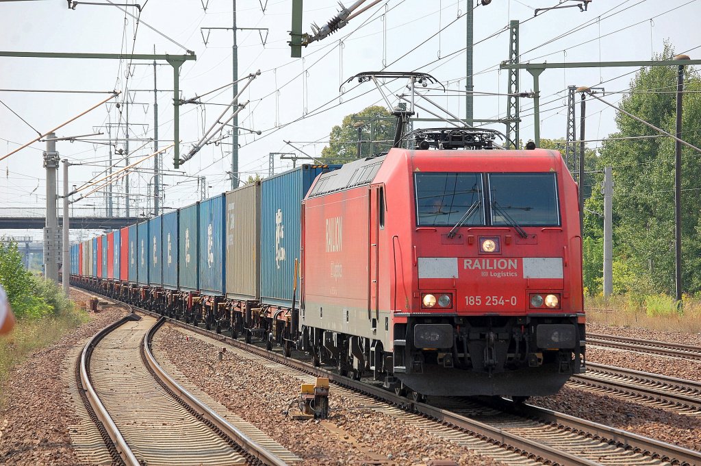 185 254-0 mit Containerzug bei der Durchfahrt im Bhf. Flughafen Berlin-Sch�nefeld.