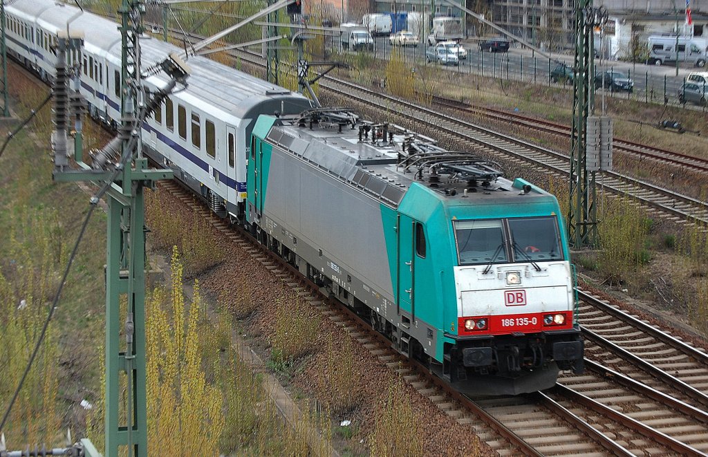186 135-0 mit der Berlin-Warschau-Express Zuggarnitur Richtung Berlin-Grunewald, 20.04.12 Berlin-Putlitzbr�cke.