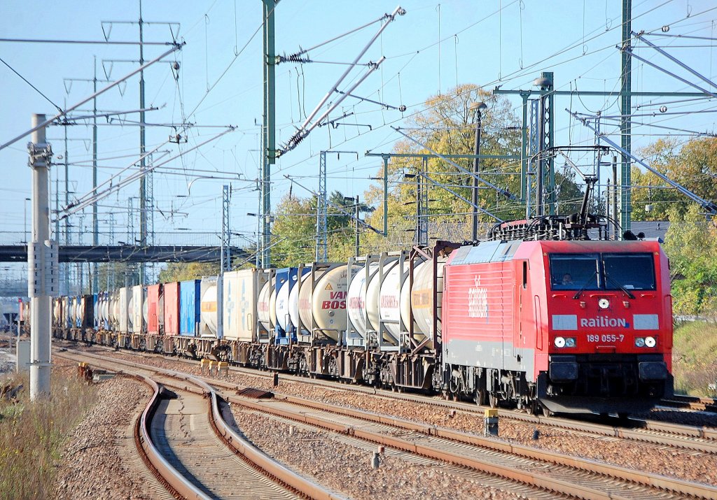 189 055-7 mit einem Containerzug am 13.10.11 Bhf. Flughafen Berlin-Sch�nefeld.