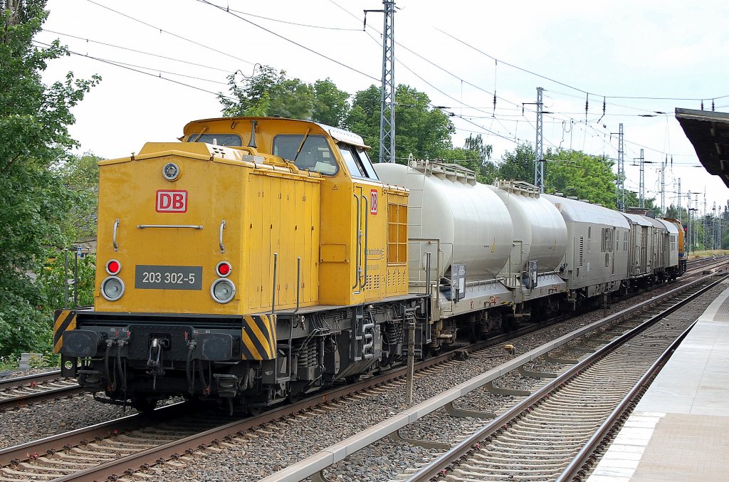 203 302-5 (92 80 1203 302-5 D-DB, Bj. 1974, ex DR 202 555) der BD Netz Instandsetzung hat den Unkrautvernichtungszug der Fa. Bayer CropScience Deutschland GmbH am Haken + 203 309-0 am Ende diese Zuges, Berlin-Karow 20.06.10 Es findet ein Wendewechsel vor Ort statt.
