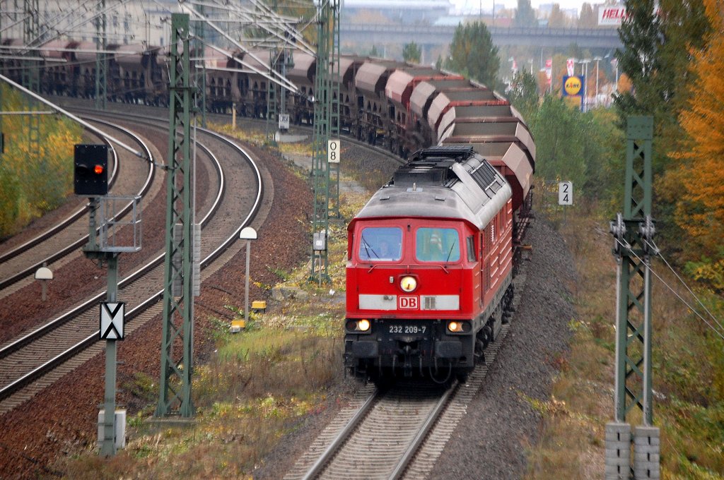 232 209-7 verl��t den Berliner Westhafen mit einem Gannzzug Sch�ttgutwagen Richtung Berlin-Spandau, 22.10.12 Berlin-Putlitzbr�cke.