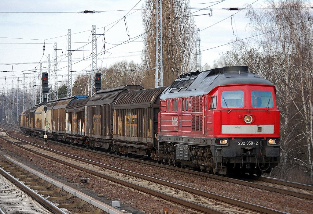 232 358-2 auf ungew�hnlicher Gleisseite am gr�nen Donnerstag Abend mit Ganzzug Schiebewandwagen Richtung Karower Kreuz Berlin, 05.04.12 Berlin-Karow.