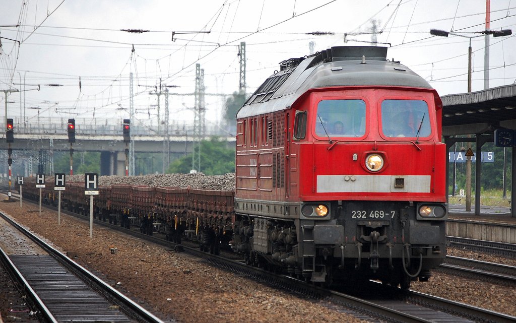 232 469-7 mit Schotterzug am 18.07.12 Bhf. Flughafen Berlin-Sch�nfeld.