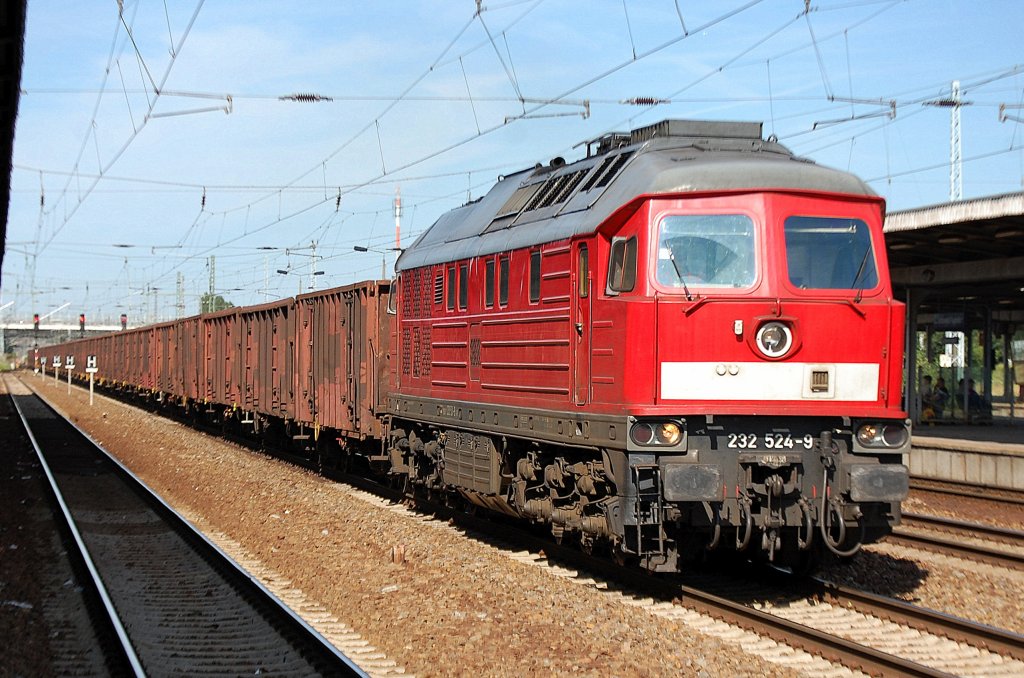 232 524-9 mit Ganzzug offener G�terwagen bei z�giger Durchfahrt im Bhf. Flughafen Berlin Sch�nefeld, 23.07.12 