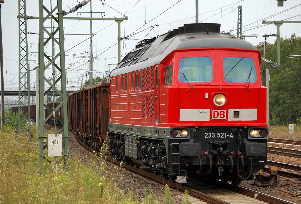 233 521-4 f�hrt mit einem Ganzzug offener G�terwagen im Bhf.Flughafen Berlin-Sch�nefeld zum Kurzhalt mit Personalwechsel ein, 12.08.10