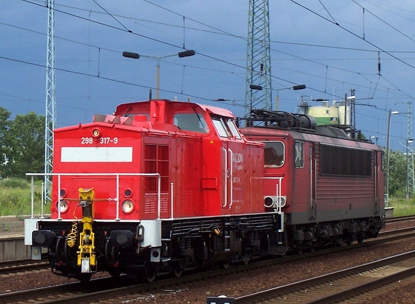 298 317-9 (98 80 3298 317-9 D-DB, Bj.1982) schleppt eine 155�r durch Den Bhf. Flughafen Berlin-Sch�nfeld, Sommer 2008.
