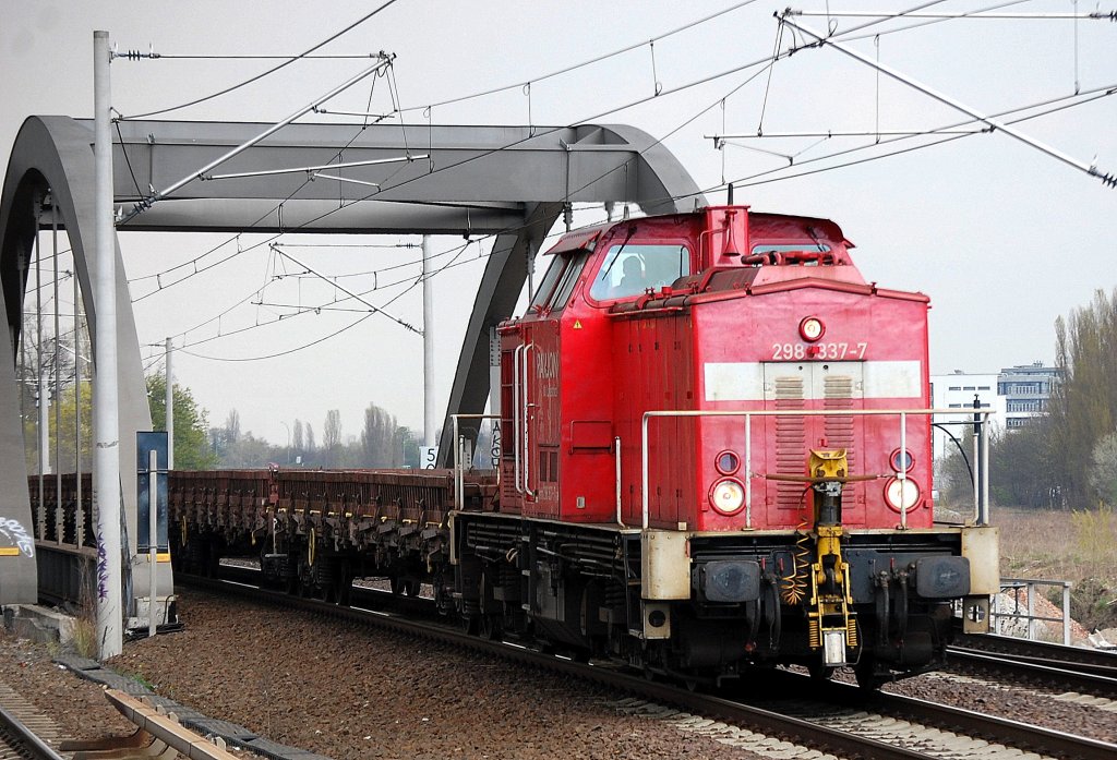 298 337-7 mit Ganzzug Drehgestellflachwagen Richtung Berliner Innenstadt, 20.04.12 Berlin-Pankow.