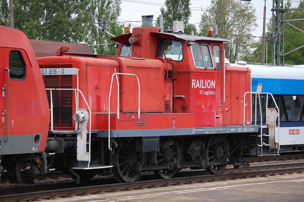 363 816-0 am Haken von 145 055-0, 14.06.12 Bhf. Flughafen Berlin-Sch�nefeld.