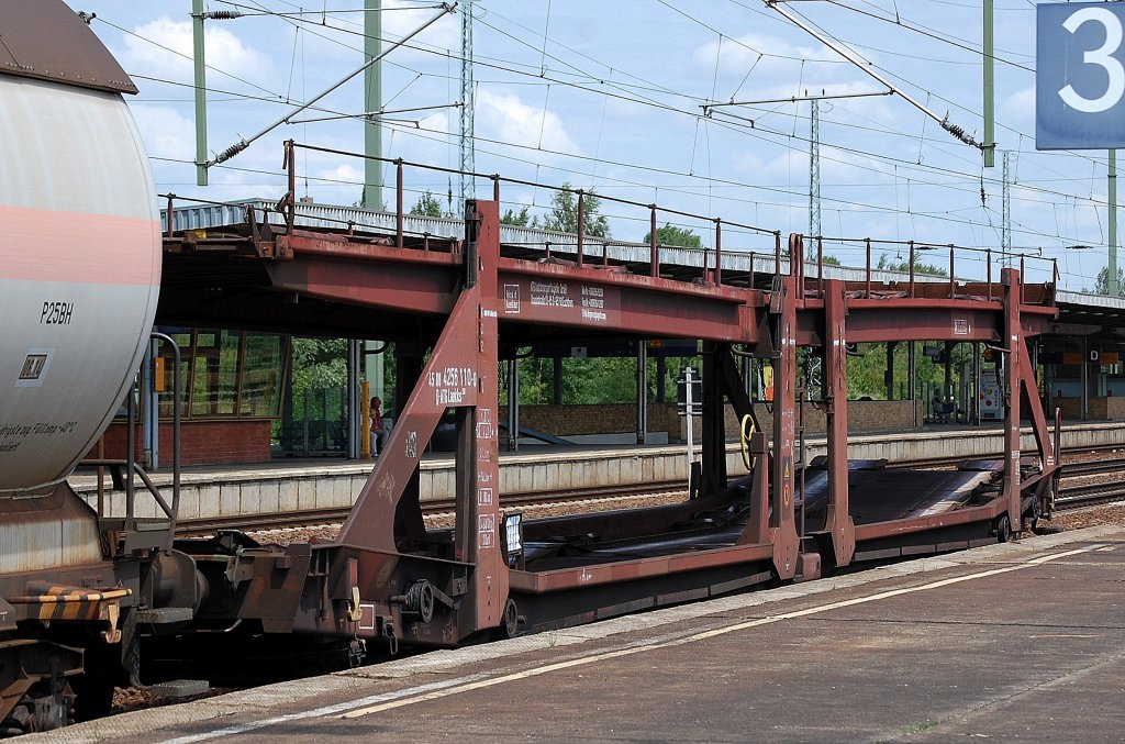 �ltere PKW- Transportwageneinheit (4. Generation) vom Wageneinsteller ATG Autotransport Logistic GmbH mit der Nr. 45 80 D-ATG 42586 110-0 Laekks 552 am 13.07.13 Bhf. Flughafen Berlin-Sch�nefeld.