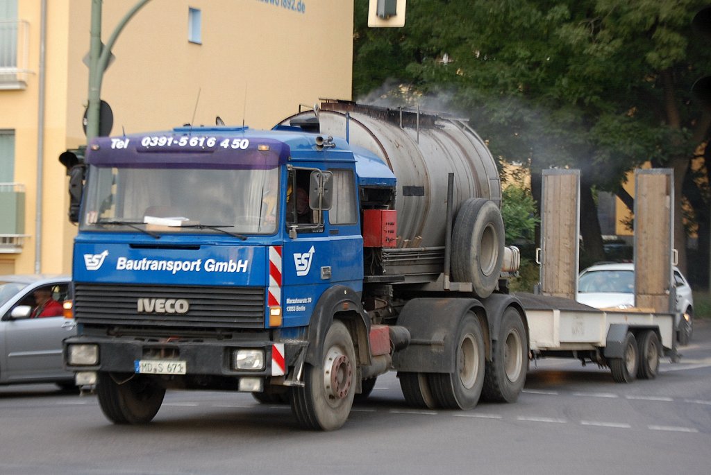 �lterer IVECO Typ? LKW mit Asphaltkocheraufbau der Fa. Bautransport GmbH + H�nger, 08.09.10 Berlin-Knobelsdorffstr.