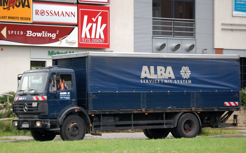 �lterer MB LKW mit Pritschenaufbaun mit Plane�berzug der Recyclingfirma ALBA, 28.06.12 Berlin-Pankow.