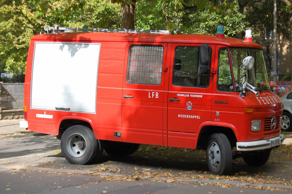�lteres inzwischen privat genutztes Feuerwehreinsatzfahrzeug, einst ein LFB der FREIWILLIGEN FEUERWEHR NIEDERKAPPEL, ein MB 508 D Transporter am 23.09.11 Berlin-Pankow. 