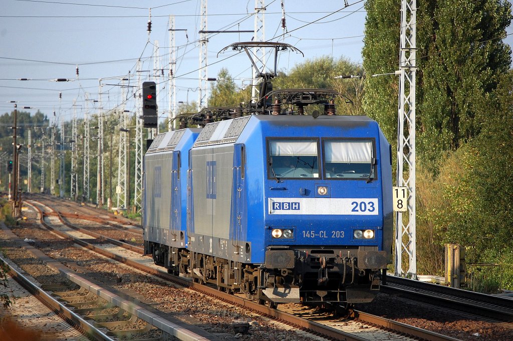 Alpha Trains Leasinglok 203 / 145-CL 203 (91 80 6145 099-8 D-RBH, Bj. 2001) hat 205 /  145-CL 205 (91 80 6145 101-2 D-RBH, Bj.2001) am Haken, 17.08.09 Berlin-Karow. 