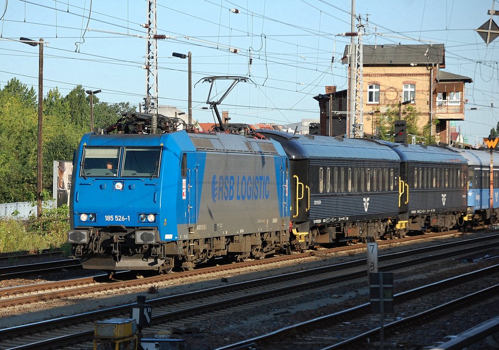 Alpha Trains Leasinglok HGK-Lok 185 526-1 (94 80 0185 526-1, Bj.2003) mit den schwedischen Nachtugwagen aus Malm� Richtung Abstellpunkt Bhf. Berlin-Lichtenberg am 31.07.09 Berlin Greifswalder Str.