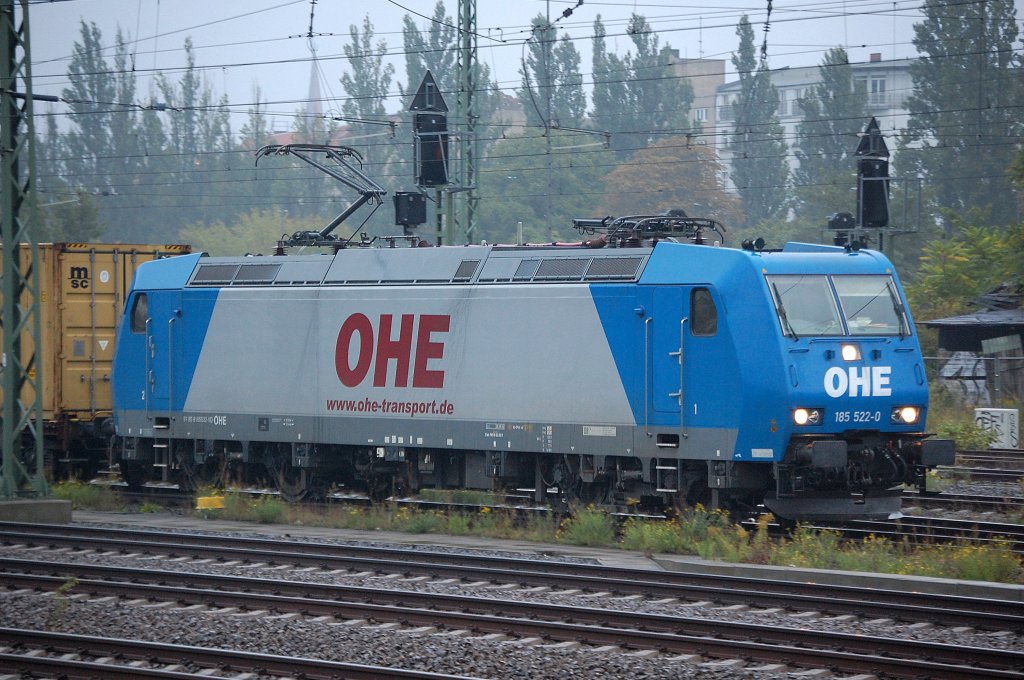 Alpha Trains Leasinglok OHE 185 522-0 (91 80 6185 522-0 D-OHE, Bomabardier Bj.2003) holt einem Containerzug vom Berliner Westhafen ab und f�hrt Richtung Berlin-Spandau davon, 10.09.10 Gbf. Berlin-Moabit.