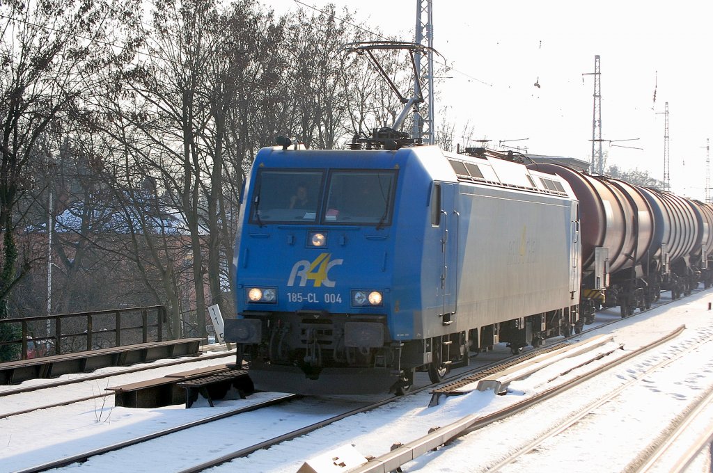 Alpha Trains Leasinglok der R4C 185-CL 004 (91 80 6185 504-8 D-VCD, Bj. 2001) mit Leerzug Kesselwagen Richtung Schwedt �ber Bernau, 05.02.10 Berlin-Karow.