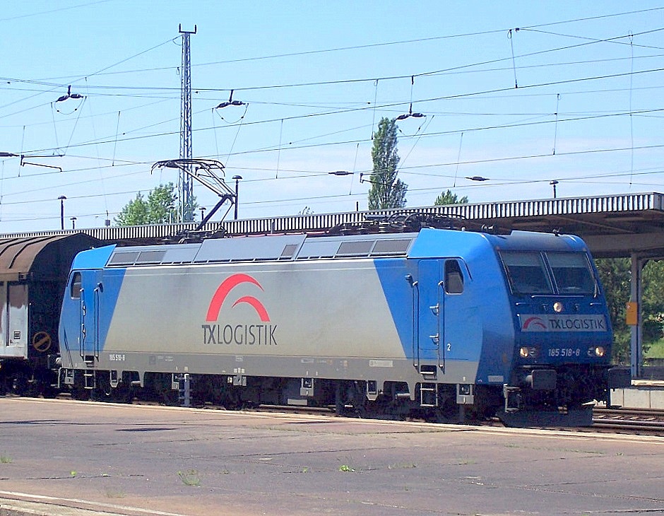 Alpha Trains Leasinglok TXL 185 518-8 (91 80  0185 518-8, Bj.2002) mit Ganzzug Schiebewandwagen am 19.05.07 bei der Durchfahrt im Bhf. Flughafen Berlin-Sch�nefeld.