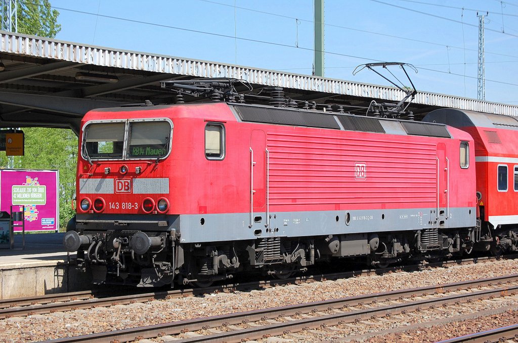 Als RB14 nach Nauen steht 143 818-3 mit Doppelstocksteuerzug am 09.05.11 im Bhf. Flughafen Berlin-Sch�nefeld bereit.