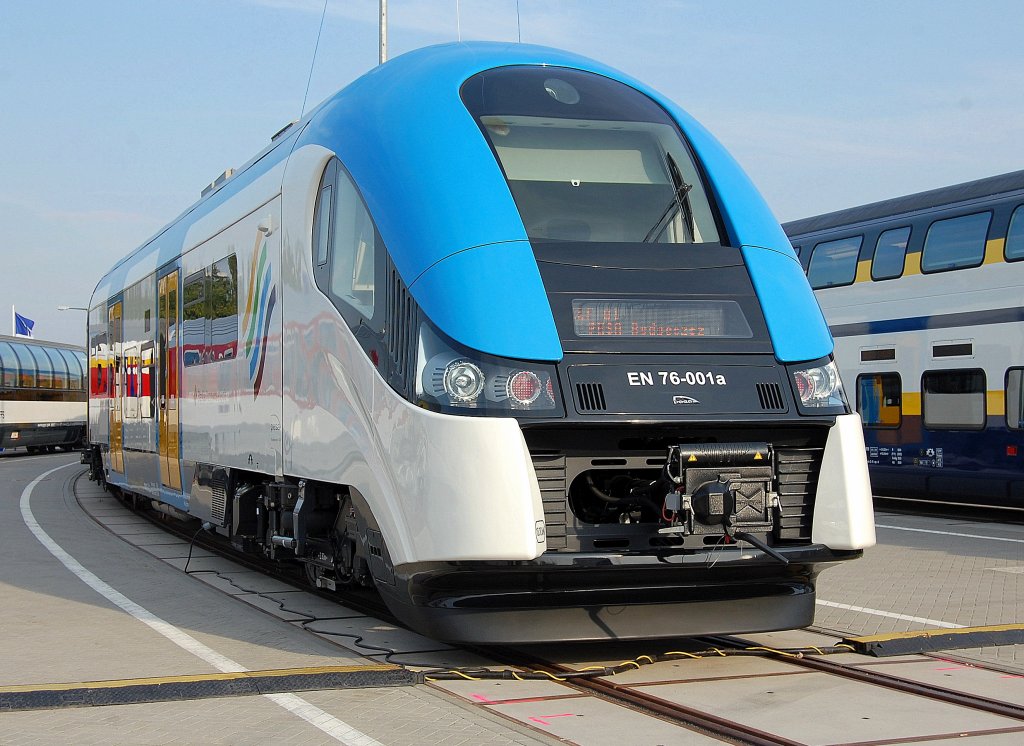Also wiegesagt Polen �berrascht mich auf der diesj�hrigen InnoTrans am meisten, hier der neue Niederflurtriebzug vom Hersteller PESA der ELF-EN 76 001, innen und au�en �berzeugend, 24.09.10 Innotrans 2010  