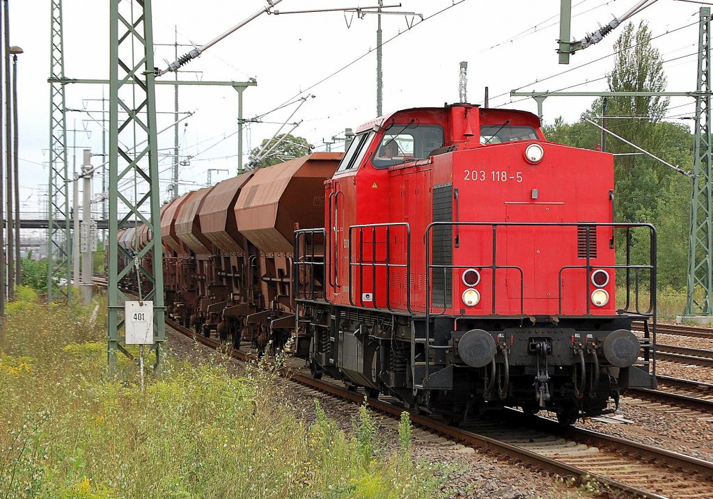 Alstom Leasinglok 203 118-5 (92 80 1203 118-5 D-ALS) im Moment f�r die DB Farwegdienste GmbH aus Berlin t�tig, hier unterwegs mit tschechischen und polnischen Sch�ttgutwagen bei der Durchfahrt im Bhf. Flughafen Berlin-Sch�nefeld, 18.08.10