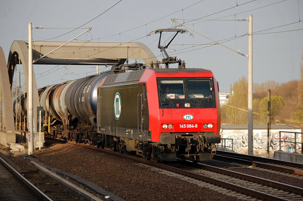 Am Abend auf dem R�ckweg Richtung Innenstadt, ITL Lok 145 084-0 (91 80 6145 084-0 D-ITL) mit Kesselwagenzug, 11.04.11 Berlin-Pankow.