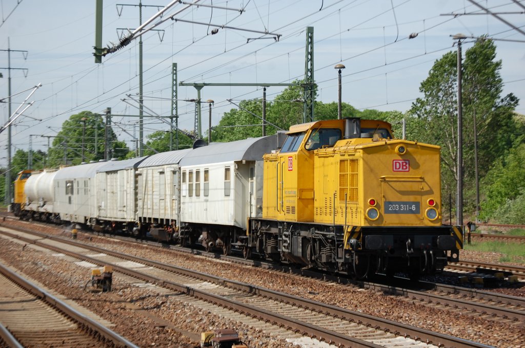 Am Ende des Unkrautvernichtungszuges zum Wendezugbetrieb die 203 311-6, 10.05.12 Bhf. Flughafen Berlin-Sch�nefeld.