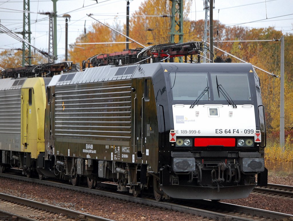 Am Ende eines Lokzuges gesichtet, MRCE DispolokE 189-999-6 / ES 64 F4-099 (Siemens, Bj.2003) wohl aktuell an Nordcargo vermietet, Durchfahrt im Bhf. Flughafen Berlin-Sch�nefeld, 27.10.09 