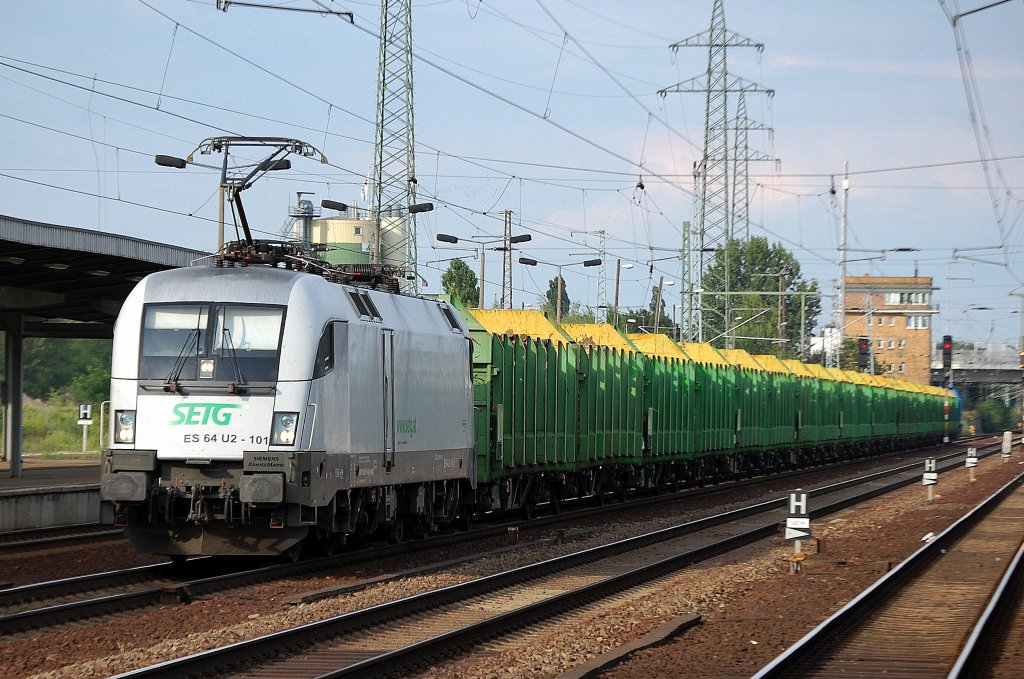 Am f�hen Abend kehrt dann die ES 64 U2-101 der Raildox GmbH mit einem Holzzug zur�ck, 05.08.10 Durchfahrt Bhf. Flughafen Berlin-Sch�nefeld.