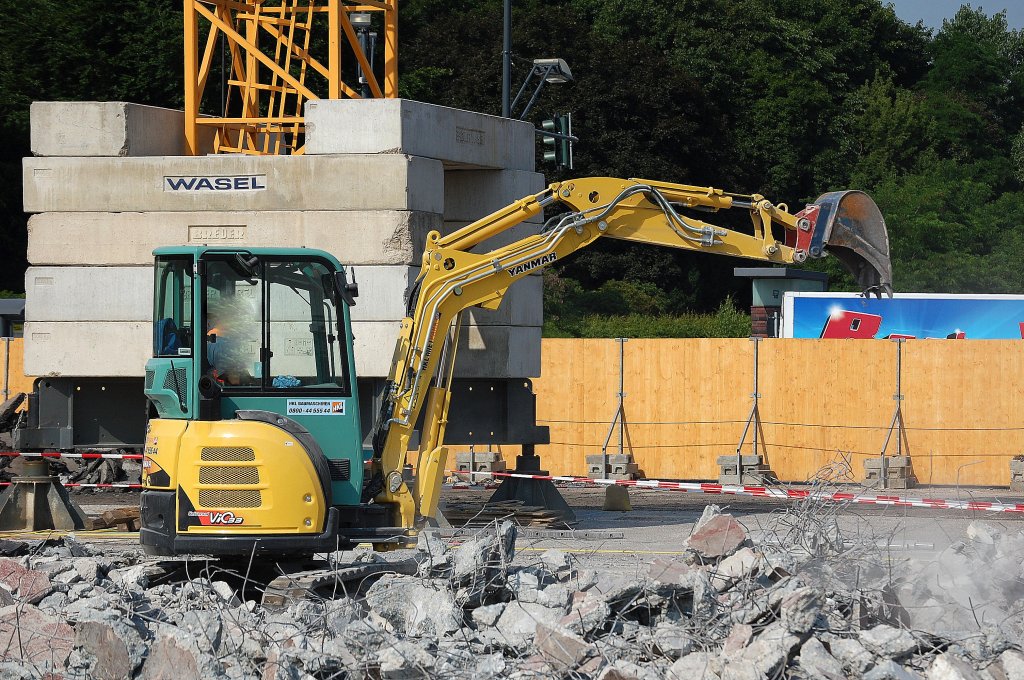 AMMANN YANMAR ViO33 (Mietbaumaschine), 09.07.13 Neugestaltung der Au�enanlagen des Bhf. Berlin-Gesundbrunnen.