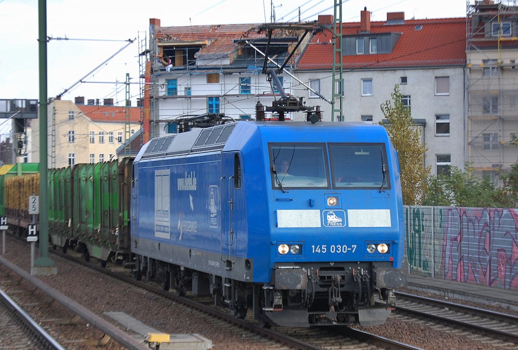 An diesem Tag war mal wieder eine 145�r von PRESS vor einem ihrer Holzz�ge, es ist 145 030-7 (91 80 6145 085-7 D-PRESS) mit Ganzzug, 20.10.11 Berlin-Wedding. 
