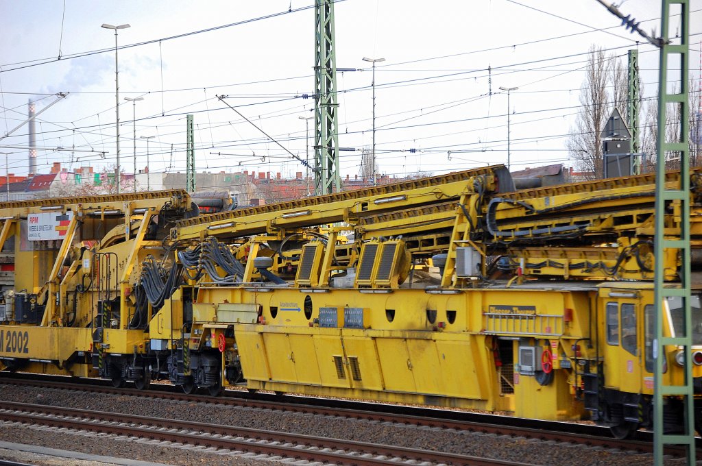 Antriebsmaschine der P&T RMP 2002 (97 1932 501 17) ebenfalls mit insgesamt 29 Achsen sehr sehr lange Maschine der H.F. WIEBE GMBH, 30.11.10 Berlin-Beusselstr.