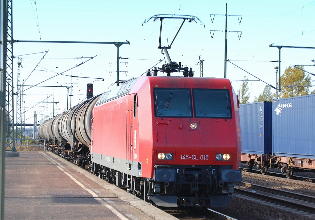 Ascendos Mietlok 145-CL 015 von HGK (91 80 6145 093-1 D-HGK) mit Kesselwagenzug zum Kurzhalt mit Personalwechsel im Bhf. Flughafen Berlin-Sch�nefeld, 17.10.12 