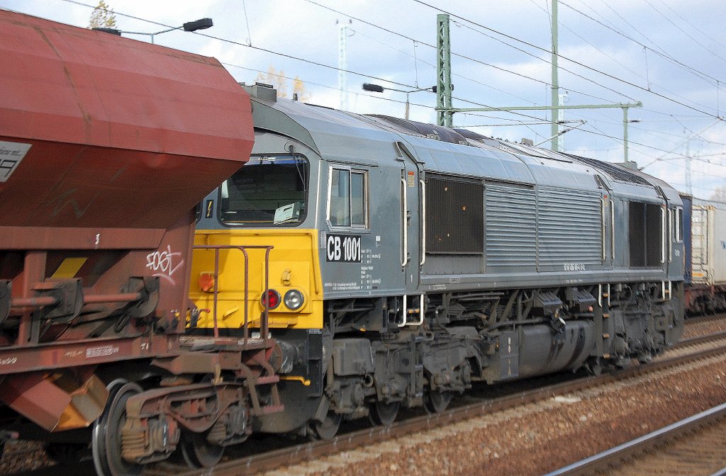 Ascendos Mietlok CB 1001 der ITL (92 80 1266 106-4 D-ITL) noch mal als Nachschuss im besseren Licht mit Ganzzug Sch�ttgutwagen, 06.11.12 Bhf. Flughafen Berlin-Sch�nefeld.