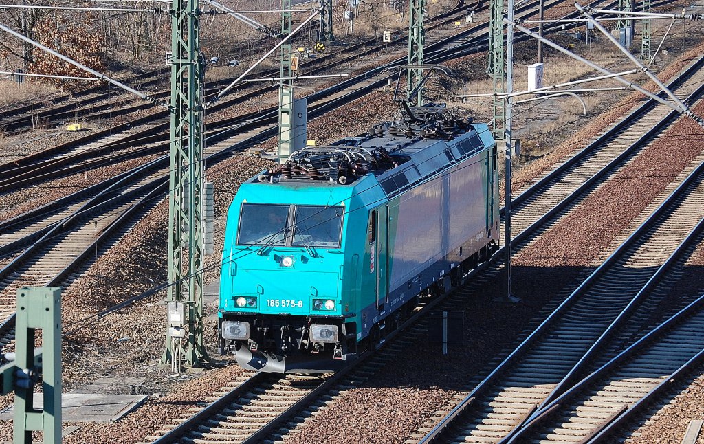 ATC Mietlok 185 575-8 der HGK Richtung Nordosten, 05.03.13 Berlin-Putlitzbr�cke.
