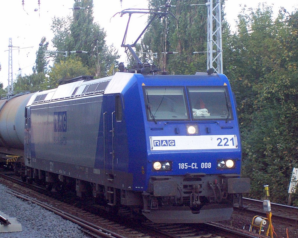 Auch diese Alpha Trains Leasinglok fuhr einst f�r RAG/RHB mit der Nr.221, 185-CL 008 (91 80 6185 509-7 D-, Bj.2001) am 09.09.07 mit Kesselwagenzug Berlin-Karow. (Aktuell an KEOLIS vermietet) 