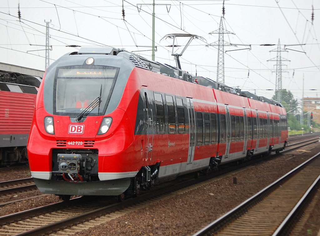 Auch am heutigen Tag wieder unterwegs auf Testfahrt, der TALENT 2 mit der Nr. 442 720 der DB (zuk�nftig S-Bahn N�rnberg), 09.08.10 Bhf. Flughafen Berlin-Sch�nefeld.