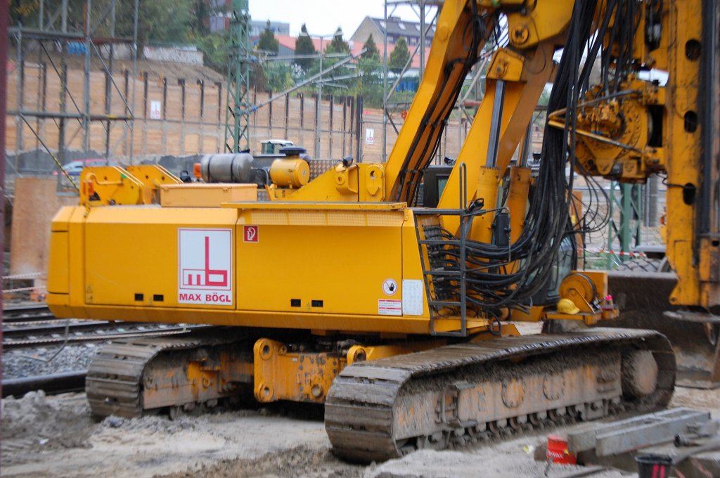 Auch die Baufirma MAX B�GL hat ein System von BAUER Typ BG 25 H, hier die Tr�germaschine, 05.10.08 Gro�baustelle Neubau der Spnadauer Damm Br�cke in Berlin.   