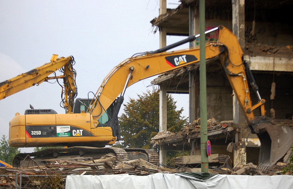 Auch dieser CAT 325D LN Raupenbagger ist bei den Abri�arbeiten beteiligt N�he S-Bhf. Landsberger Allee Berlin, 27.09.11