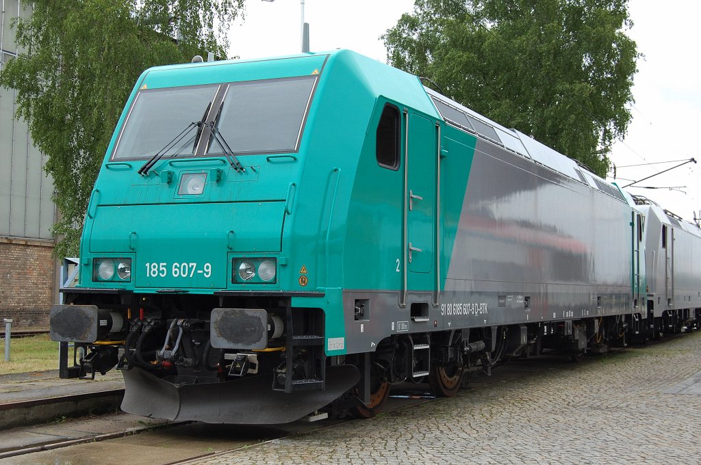 Auch diese im Eigentum von Alpha Trains befindliche neue 185 607-9 (91 80 6185 607-9 D-BTK, Bj.2008) war am Tag der offenen T�r auf dem Werksgel�nde Bombardier in Hennigsdorf, 16.05.09