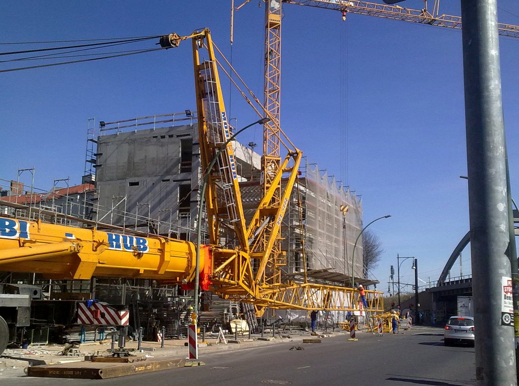 Auch immer wieder interessant, der Anbau der Gittermastspitze bei Fahrzeugteleskopkr�nen, bei einem LIEBHERR LTM 1500 f�llt diese nat�rlich bedeutend gr��er aus. Da aus Platzgr�nden ein weiterer Fahrzeugkran von MOBI-HUB zum Aufbau wieder wegfuhr nahm man zum Anbau vor Ort befinflichen Hochkran zur Hilfe beim Anbau der Gittermastteile, 26.03.12 Berlin-Pankow. 