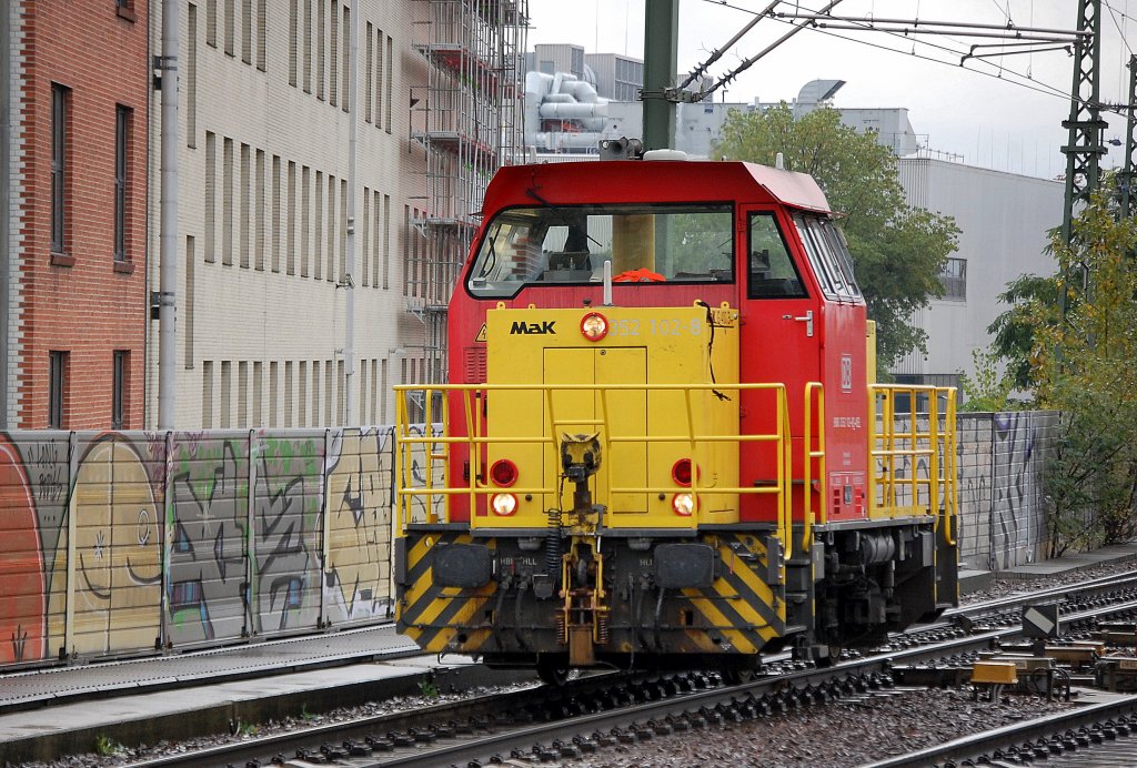 Auch die kleine DB 352�r 352 102-8 (9880 3352 102-8D-KIEL) mal wieder mitten in Berlin unterwegs, 15.10.10 Berlin-Wedding. 