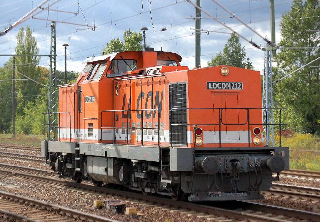 Auch LOCON war heute wieder am Gleisbau auf der Gro�baustelle Bhf. Flughafen Berlin-Sch�nefeld beteiligt, hier ist gerade LOCON 212 (92 80 1293 503-9 D-LOCON) beim umsetzen um mit einem geraden entleerten Schotterzug die Baustelle zu verlassen, 16.09.10 