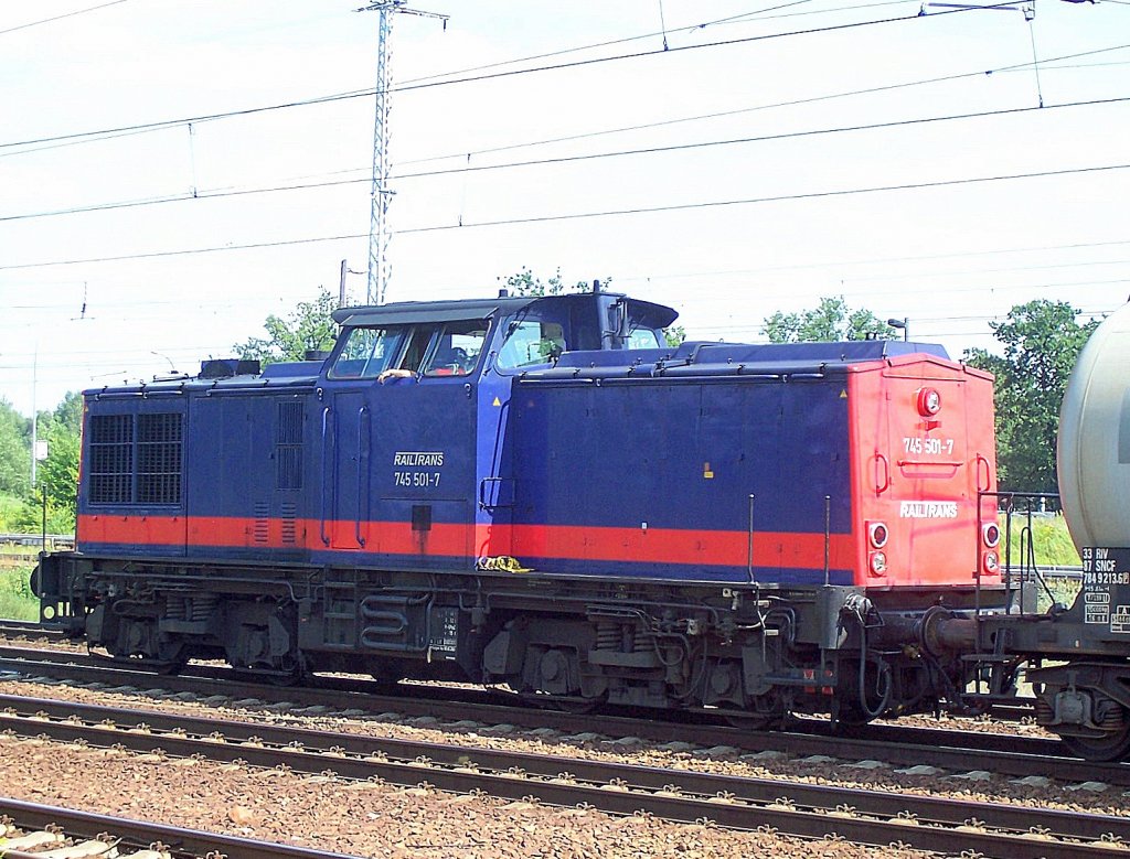 Auch eine private tschechische Firma, die Railtrans s.r.o. hat u.a. ehemalige DR V100.1 im Fahrzeugbestand als BR 745, es ist die 745 501-7 (92 54 2745 501-7 Cz-RTT, Bj.1970), in Deutscland zuletzt als BR 203 eingestuft, hier mit Kesselwagen im Sommer 2007 bei der Durchfahrt im Bhf. Flughafen Berlin-Sch�nefeld.