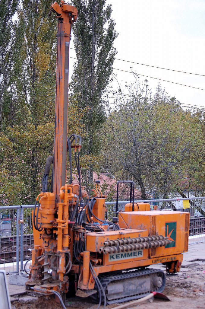 Auf dieser Maschine mit Kettenantrieb steht KAMPFMITTELR�UMUNG, jetzt allerdings im Einsatz als Bohrsystem f�r die Baufirma KEMMER beim Neubau eines Fahrstuhlzugangs am S-Bhf. Berlin-Karow im Einsatz, 20.10.09.