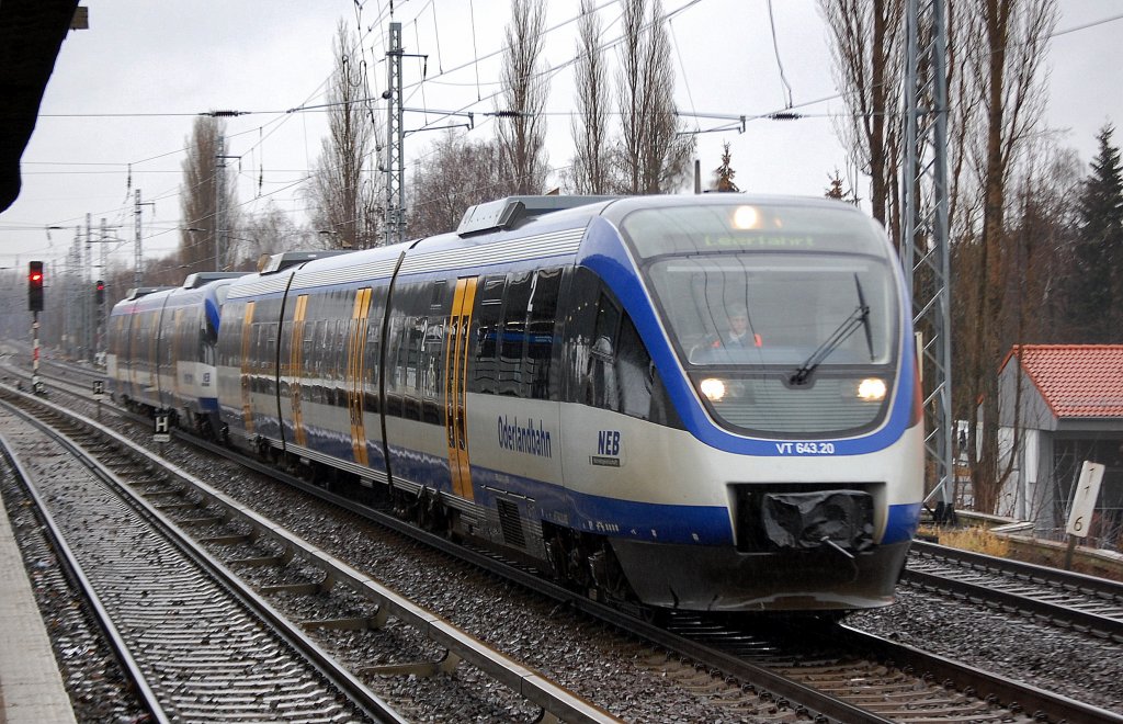 Aus dem Fahrzeugdepot der NEB in Basdorf kommend fahren VT 643.20 (95 80 0643 411-1 ...) + VT 736 (95 80 0643 412-9 ....) als Leerfahrt Richtung Berlin Lichtenberg zur dortigen Bereitstellung, 02.01.12 Berlin-Karow. 