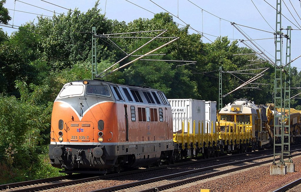 BEG Lok 221 135-7 (92 80 1221 135-7 D-BOEG, KM Bj.1964) mit einem Gleisbaumaschinenzug der Fa. EIFFAGE RAIL mit Stopfmaschine, Schotterplaniermaschine, SChotterreinigungsmaschine und Silob�ndern auf dem Berliner Innenring H�he Berlin Jungfernheide Richtung Westhafen, 24.07.13